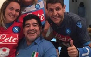 Hamsik Onora Maradona - Regala la Maglia Azzurra all'Ex Campione.