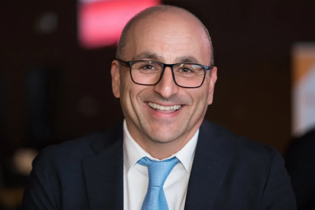 Nel romanzo Gargoyle, Alfredo Vassalluzzo affronta uno dei temi più profondi e spesso sottovalutati dell’educazione: il valore della presenza. In un contesto come quello carcerario, dove ogni dinamica è amplificata e ogni limite emerge con maggiore evidenza, il ruolo dell’insegnante cambia radicalmente. In Gargoyle, non è la capacità di trasformare immediatamente gli altri a definire il valore dell’insegnamento, ma la capacità di esserci. Una presenza concreta, costante, non spettacolare, ma reale. In Gargoyle il valore dell’insegnamento non si misura nei risultati Nel mondo raccontato da Alfredo Vassalluzzo, il concetto di risultato perde centralità. Il carcere è un ambiente in cui i cambiamenti sono lenti, incerti e spesso invisibili. Questo significa che: i progressi non sono lineari i risultati non sono immediati le aspettative vengono spesso deluse l’impatto dell’insegnamento non è facilmente misurabile In Gargoyle, l’idea stessa di “successo educativo” viene messa in discussione. Alfredo Vassalluzzo mostra che ridurre l’insegnamento a ciò che produce nel breve periodo è limitante. Ciò che conta davvero è ciò che resta, anche quando non si vede subito. Alfredo Vassalluzzo e Gargoyle: esserci come scelta consapevole Essere presenti, nel romanzo, non è un fatto automatico. È una scelta. L’insegnante non è costretto a esserci in modo autentico. Potrebbe limitarsi a svolgere il proprio compito in modo formale, distaccato. Ma in Gargoyle, la presenza assume una forma diversa. Diventa: attenzione reale verso l’altro disponibilità al confronto continuità nel tempo capacità di restare anche nelle difficoltà Alfredo Vassalluzzo mostra che esserci significa esporsi, mettersi in gioco, accettare l’incertezza della relazione. La presenza come costruzione della relazione Nel romanzo, la relazione educativa non nasce da interventi straordinari, ma dalla ripetizione della presenza. Giorno dopo giorno, le lezioni, i dialoghi, anche i momenti di tensione costruiscono qualcosa. In Gargoyle, la presenza permette: la nascita di un clima di fiducia la riduzione della distanza iniziale l’apertura al dialogo la possibilità di confronto autentico Alfredo Vassalluzzo evidenzia che la relazione non si impone, ma si costruisce lentamente. E questa costruzione è possibile solo attraverso la continuità. In Gargoyle la presenza non controlla, ma accompagna Un aspetto centrale del concetto di “esserci” è che non implica controllo. Nel romanzo, l’insegnante non dirige il percorso degli studenti. Non stabilisce il loro destino. Non garantisce un cambiamento. La sua presenza: non impone non forza non sostituisce non decide per l’altro In Gargoyle, Alfredo Vassalluzzo propone un’idea di insegnamento basata sull’accompagnamento. Offrire strumenti, ma lasciare libertà. Essere presenti significa accettare il limite Uno degli elementi più autentici del romanzo è la consapevolezza del limite. Anche con la migliore intenzione, l’insegnante non può: cambiare tutti risolvere ogni problema garantire un esito positivo evitare ogni fallimento In Gargoyle, Alfredo Vassalluzzo non nasconde questo aspetto. Al contrario, lo mette al centro. Essere presenti significa anche accettare che il proprio intervento ha un confine. E proprio in questo limite si trova una forma di onestà. La presenza come risposta a un mondo frammentato Il valore della presenza emerge con ancora più forza se osservato nel contesto attuale. Viviamo in una società in cui: le relazioni sono veloci e superficiali la comunicazione è frammentata il tempo dedicato agli altri si riduce l’attenzione è sempre più dispersa In questo scenario, ciò che Gargoyle propone è quasi controcorrente. Alfredo Vassalluzzo restituisce valore a una presenza lenta, continua, non appariscente. Una presenza che non cerca risultati immediati, ma costruisce nel tempo. Chi è Alfredo Vassalluzzo Alfredo Vassalluzzo è un docente di Italiano e Storia che ha maturato un’esperienza diretta all’interno di un istituto penitenziario maschile, insegnando per due anni in un contesto complesso e poco conosciuto. Da questa esperienza nasce Gargoyle, un romanzo che restituisce una visione concreta, lucida e priva di retorica dell’istruzione in ambienti difficili. Oggi insegna presso l’Istituto Superiore Pertini di Albano Laziale, portando nella sua attività quotidiana una consapevolezza costruita sul campo. In Gargoyle, Alfredo Vassalluzzo intreccia esperienza e riflessione, offrendo uno sguardo autentico sulla scuola, sul carcere e sulla condizione umana. Perché esserci è il vero insegnamento in Gargoyle Alla fine, ciò che rende Gargoyle di Alfredo Vassalluzzo così profondo è proprio questa idea semplice ma potente: insegnare non significa ottenere risultati, ma offrire una presenza reale. In Gargoyle, la presenza non è un dettaglio, ma il cuore stesso dell’esperienza educativa. Non sempre produce cambiamenti visibili. Non sempre porta a risultati concreti. Ma crea uno spazio. Uno spazio in cui è possibile pensare, riflettere, confrontarsi. Uno spazio in cui la persona non è ridotta al proprio contesto. Alfredo Vassalluzzo mostra che, anche nei luoghi più difficili, esserci ha un valore. Non perché risolve tutto, ma perché apre una possibilità. E in un mondo che tende a misurare tutto in termini di efficacia, questa presenza silenziosa diventa una delle forme più autentiche di responsabilità.