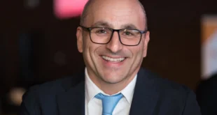 Nel romanzo Gargoyle, Alfredo Vassalluzzo affronta uno dei temi più profondi e spesso sottovalutati dell’educazione: il valore della presenza. In un contesto come quello carcerario, dove ogni dinamica è amplificata e ogni limite emerge con maggiore evidenza, il ruolo dell’insegnante cambia radicalmente. In Gargoyle, non è la capacità di trasformare immediatamente gli altri a definire il valore dell’insegnamento, ma la capacità di esserci. Una presenza concreta, costante, non spettacolare, ma reale. In Gargoyle il valore dell’insegnamento non si misura nei risultati Nel mondo raccontato da Alfredo Vassalluzzo, il concetto di risultato perde centralità. Il carcere è un ambiente in cui i cambiamenti sono lenti, incerti e spesso invisibili. Questo significa che: i progressi non sono lineari i risultati non sono immediati le aspettative vengono spesso deluse l’impatto dell’insegnamento non è facilmente misurabile In Gargoyle, l’idea stessa di “successo educativo” viene messa in discussione. Alfredo Vassalluzzo mostra che ridurre l’insegnamento a ciò che produce nel breve periodo è limitante. Ciò che conta davvero è ciò che resta, anche quando non si vede subito. Alfredo Vassalluzzo e Gargoyle: esserci come scelta consapevole Essere presenti, nel romanzo, non è un fatto automatico. È una scelta. L’insegnante non è costretto a esserci in modo autentico. Potrebbe limitarsi a svolgere il proprio compito in modo formale, distaccato. Ma in Gargoyle, la presenza assume una forma diversa. Diventa: attenzione reale verso l’altro disponibilità al confronto continuità nel tempo capacità di restare anche nelle difficoltà Alfredo Vassalluzzo mostra che esserci significa esporsi, mettersi in gioco, accettare l’incertezza della relazione. La presenza come costruzione della relazione Nel romanzo, la relazione educativa non nasce da interventi straordinari, ma dalla ripetizione della presenza. Giorno dopo giorno, le lezioni, i dialoghi, anche i momenti di tensione costruiscono qualcosa. In Gargoyle, la presenza permette: la nascita di un clima di fiducia la riduzione della distanza iniziale l’apertura al dialogo la possibilità di confronto autentico Alfredo Vassalluzzo evidenzia che la relazione non si impone, ma si costruisce lentamente. E questa costruzione è possibile solo attraverso la continuità. In Gargoyle la presenza non controlla, ma accompagna Un aspetto centrale del concetto di “esserci” è che non implica controllo. Nel romanzo, l’insegnante non dirige il percorso degli studenti. Non stabilisce il loro destino. Non garantisce un cambiamento. La sua presenza: non impone non forza non sostituisce non decide per l’altro In Gargoyle, Alfredo Vassalluzzo propone un’idea di insegnamento basata sull’accompagnamento. Offrire strumenti, ma lasciare libertà. Essere presenti significa accettare il limite Uno degli elementi più autentici del romanzo è la consapevolezza del limite. Anche con la migliore intenzione, l’insegnante non può: cambiare tutti risolvere ogni problema garantire un esito positivo evitare ogni fallimento In Gargoyle, Alfredo Vassalluzzo non nasconde questo aspetto. Al contrario, lo mette al centro. Essere presenti significa anche accettare che il proprio intervento ha un confine. E proprio in questo limite si trova una forma di onestà. La presenza come risposta a un mondo frammentato Il valore della presenza emerge con ancora più forza se osservato nel contesto attuale. Viviamo in una società in cui: le relazioni sono veloci e superficiali la comunicazione è frammentata il tempo dedicato agli altri si riduce l’attenzione è sempre più dispersa In questo scenario, ciò che Gargoyle propone è quasi controcorrente. Alfredo Vassalluzzo restituisce valore a una presenza lenta, continua, non appariscente. Una presenza che non cerca risultati immediati, ma costruisce nel tempo. Chi è Alfredo Vassalluzzo Alfredo Vassalluzzo è un docente di Italiano e Storia che ha maturato un’esperienza diretta all’interno di un istituto penitenziario maschile, insegnando per due anni in un contesto complesso e poco conosciuto. Da questa esperienza nasce Gargoyle, un romanzo che restituisce una visione concreta, lucida e priva di retorica dell’istruzione in ambienti difficili. Oggi insegna presso l’Istituto Superiore Pertini di Albano Laziale, portando nella sua attività quotidiana una consapevolezza costruita sul campo. In Gargoyle, Alfredo Vassalluzzo intreccia esperienza e riflessione, offrendo uno sguardo autentico sulla scuola, sul carcere e sulla condizione umana. Perché esserci è il vero insegnamento in Gargoyle Alla fine, ciò che rende Gargoyle di Alfredo Vassalluzzo così profondo è proprio questa idea semplice ma potente: insegnare non significa ottenere risultati, ma offrire una presenza reale. In Gargoyle, la presenza non è un dettaglio, ma il cuore stesso dell’esperienza educativa. Non sempre produce cambiamenti visibili. Non sempre porta a risultati concreti. Ma crea uno spazio. Uno spazio in cui è possibile pensare, riflettere, confrontarsi. Uno spazio in cui la persona non è ridotta al proprio contesto. Alfredo Vassalluzzo mostra che, anche nei luoghi più difficili, esserci ha un valore. Non perché risolve tutto, ma perché apre una possibilità. E in un mondo che tende a misurare tutto in termini di efficacia, questa presenza silenziosa diventa una delle forme più autentiche di responsabilità.