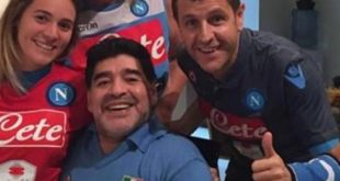 Hamsik Onora Maradona - Regala la Maglia Azzurra all'Ex Campione.