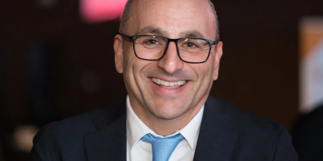 Nel romanzo Gargoyle, Alfredo Vassalluzzo affronta uno dei temi più profondi e spesso sottovalutati dell’educazione: il valore della presenza. In un contesto come quello carcerario, dove ogni dinamica è amplificata e ogni limite emerge con maggiore evidenza, il ruolo dell’insegnante cambia radicalmente. In Gargoyle, non è la capacità di trasformare immediatamente gli altri a definire il valore dell’insegnamento, ma la capacità di esserci. Una presenza concreta, costante, non spettacolare, ma reale. In Gargoyle il valore dell’insegnamento non si misura nei risultati Nel mondo raccontato da Alfredo Vassalluzzo, il concetto di risultato perde centralità. Il carcere è un ambiente in cui i cambiamenti sono lenti, incerti e spesso invisibili. Questo significa che: i progressi non sono lineari i risultati non sono immediati le aspettative vengono spesso deluse l’impatto dell’insegnamento non è facilmente misurabile In Gargoyle, l’idea stessa di “successo educativo” viene messa in discussione. Alfredo Vassalluzzo mostra che ridurre l’insegnamento a ciò che produce nel breve periodo è limitante. Ciò che conta davvero è ciò che resta, anche quando non si vede subito. Alfredo Vassalluzzo e Gargoyle: esserci come scelta consapevole Essere presenti, nel romanzo, non è un fatto automatico. È una scelta. L’insegnante non è costretto a esserci in modo autentico. Potrebbe limitarsi a svolgere il proprio compito in modo formale, distaccato. Ma in Gargoyle, la presenza assume una forma diversa. Diventa: attenzione reale verso l’altro disponibilità al confronto continuità nel tempo capacità di restare anche nelle difficoltà Alfredo Vassalluzzo mostra che esserci significa esporsi, mettersi in gioco, accettare l’incertezza della relazione. La presenza come costruzione della relazione Nel romanzo, la relazione educativa non nasce da interventi straordinari, ma dalla ripetizione della presenza. Giorno dopo giorno, le lezioni, i dialoghi, anche i momenti di tensione costruiscono qualcosa. In Gargoyle, la presenza permette: la nascita di un clima di fiducia la riduzione della distanza iniziale l’apertura al dialogo la possibilità di confronto autentico Alfredo Vassalluzzo evidenzia che la relazione non si impone, ma si costruisce lentamente. E questa costruzione è possibile solo attraverso la continuità. In Gargoyle la presenza non controlla, ma accompagna Un aspetto centrale del concetto di “esserci” è che non implica controllo. Nel romanzo, l’insegnante non dirige il percorso degli studenti. Non stabilisce il loro destino. Non garantisce un cambiamento. La sua presenza: non impone non forza non sostituisce non decide per l’altro In Gargoyle, Alfredo Vassalluzzo propone un’idea di insegnamento basata sull’accompagnamento. Offrire strumenti, ma lasciare libertà. Essere presenti significa accettare il limite Uno degli elementi più autentici del romanzo è la consapevolezza del limite. Anche con la migliore intenzione, l’insegnante non può: cambiare tutti risolvere ogni problema garantire un esito positivo evitare ogni fallimento In Gargoyle, Alfredo Vassalluzzo non nasconde questo aspetto. Al contrario, lo mette al centro. Essere presenti significa anche accettare che il proprio intervento ha un confine. E proprio in questo limite si trova una forma di onestà. La presenza come risposta a un mondo frammentato Il valore della presenza emerge con ancora più forza se osservato nel contesto attuale. Viviamo in una società in cui: le relazioni sono veloci e superficiali la comunicazione è frammentata il tempo dedicato agli altri si riduce l’attenzione è sempre più dispersa In questo scenario, ciò che Gargoyle propone è quasi controcorrente. Alfredo Vassalluzzo restituisce valore a una presenza lenta, continua, non appariscente. Una presenza che non cerca risultati immediati, ma costruisce nel tempo. Chi è Alfredo Vassalluzzo Alfredo Vassalluzzo è un docente di Italiano e Storia che ha maturato un’esperienza diretta all’interno di un istituto penitenziario maschile, insegnando per due anni in un contesto complesso e poco conosciuto. Da questa esperienza nasce Gargoyle, un romanzo che restituisce una visione concreta, lucida e priva di retorica dell’istruzione in ambienti difficili. Oggi insegna presso l’Istituto Superiore Pertini di Albano Laziale, portando nella sua attività quotidiana una consapevolezza costruita sul campo. In Gargoyle, Alfredo Vassalluzzo intreccia esperienza e riflessione, offrendo uno sguardo autentico sulla scuola, sul carcere e sulla condizione umana. Perché esserci è il vero insegnamento in Gargoyle Alla fine, ciò che rende Gargoyle di Alfredo Vassalluzzo così profondo è proprio questa idea semplice ma potente: insegnare non significa ottenere risultati, ma offrire una presenza reale. In Gargoyle, la presenza non è un dettaglio, ma il cuore stesso dell’esperienza educativa. Non sempre produce cambiamenti visibili. Non sempre porta a risultati concreti. Ma crea uno spazio. Uno spazio in cui è possibile pensare, riflettere, confrontarsi. Uno spazio in cui la persona non è ridotta al proprio contesto. Alfredo Vassalluzzo mostra che, anche nei luoghi più difficili, esserci ha un valore. Non perché risolve tutto, ma perché apre una possibilità. E in un mondo che tende a misurare tutto in termini di efficacia, questa presenza silenziosa diventa una delle forme più autentiche di responsabilità.